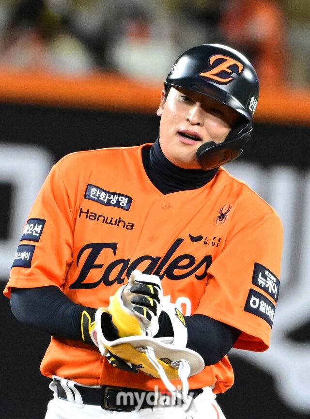 2025년 3월 28일 오후 대전 한화생명 볼파크에서 진행된 '2025 신한 SOL뱅크 KBO 리그' KIA 타이거즈와 한화 이글스의 경기. 한화 이진영이 8회말 2사 2루서 KIA 유격수 김규성의 포구 실책 때 2루를 밟고 기뻐하고 있다./마이데일리