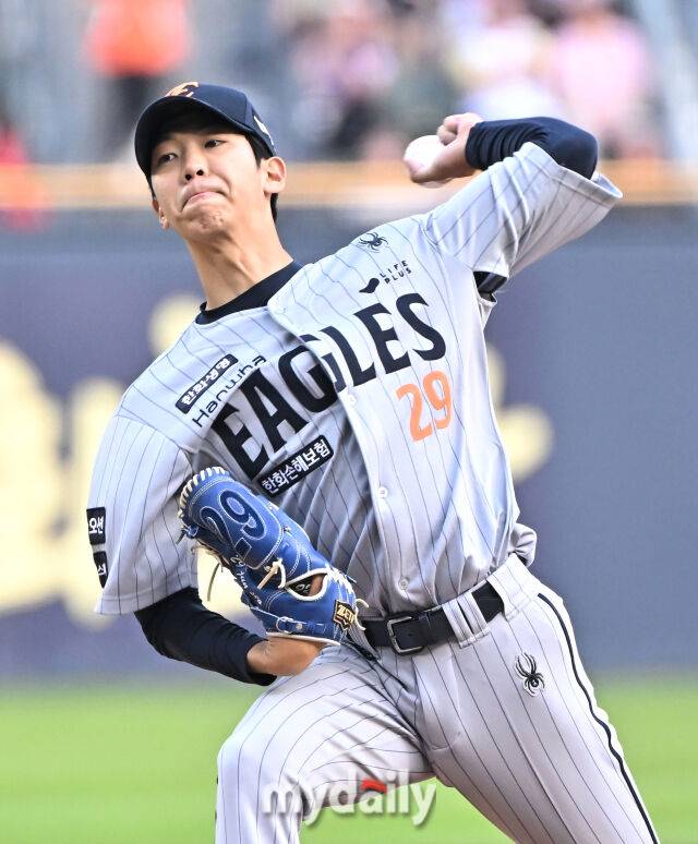 27일 오후 서울 잠실야구장에서 진행된 '2025 프로야구 KBO리그' LG트윈스와 한화이글스의 경기. 한화 황준서가 선발등판해 역투하고 있다./마이데일리