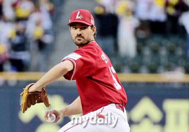 2일 오후 서울 잠실야구장에서 진행된 '2025 프로야구 KBO리그' LG트윈스와 SSG랜더스의 경기. SSG 앤더슨이 선발등판해 역투하고 있다./마이데일리