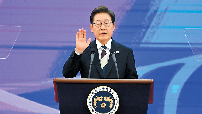 이재명 대통령이 4일 오전 서울 여의도 국회 로텐더홀에서 열린 대통령 취임선서식에서 취임선서를 하고 있다. 이상섭 기자