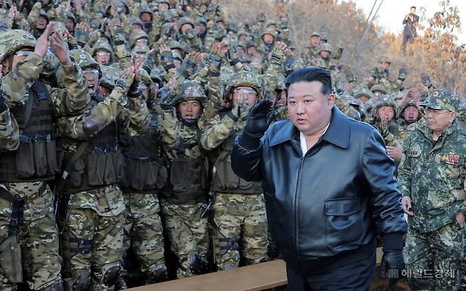 김정은과 북한 군인. [뉴시스]