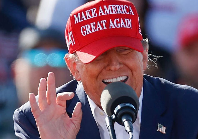 도널드 트럼프 미국 대통령이 MAGA(미국을 다시 위대하게) 모자를 쓰고 연설하고 있다. [AFP]