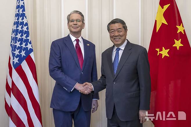 [제네바(스위스)=AP/뉴시스]스콧 베선트 미 재무장관(왼쪽)이 지난달 10일 토요일 스위스 제네바에서 열린 미-중 회담에서 허리펑(何立峰) 중국 부총리와 악수하고 있다. 2025.06.07.