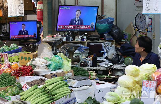 [서울=뉴시스] 황준선 기자 = 4일 오전 서울 서대문구 인왕시장에서 상인이 이재명 대통령 취임식을 시청하고 있다. 2025.06.04. hwang@newsis.com