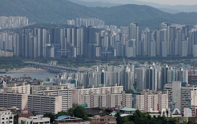 [서울=뉴시스] 김진아 기자 = 6월 첫 주 서울의 아파트 매매가격이 강남3구(강남·서초·송파) 등 선호지역을 중심으로 18주 연속 상승세를 이어갔다. 5일 한국부동산원의 전국 주간 아파트가격 동향 조사 결과에 따르면 지난 2일 기준 전국 아파트 매매가격(-0.02%→0.00%)은 하락에서 보합으로 전환됐으며 수도권(0.03%→0.05%)은 상승폭이 커졌다. 서울(0.16%→0.19%)도 강남3구 등을 중심으로 오르며 상승폭이 커졌다. 사진은 5일 서울 시내 아파트. 2025.06.05. bluesoda@newsis.com