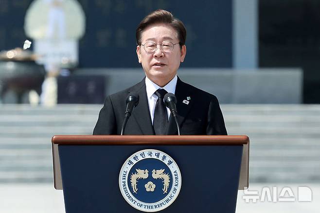 [서울=뉴시스] 고범준 기자 = 이재명 대통령이 6일 서울 동작구 국립서울현충원에서 열린 제70회 현충일 추념식에서 추념사를 하고 있다. 2025.06.06. bjko@newsis.com