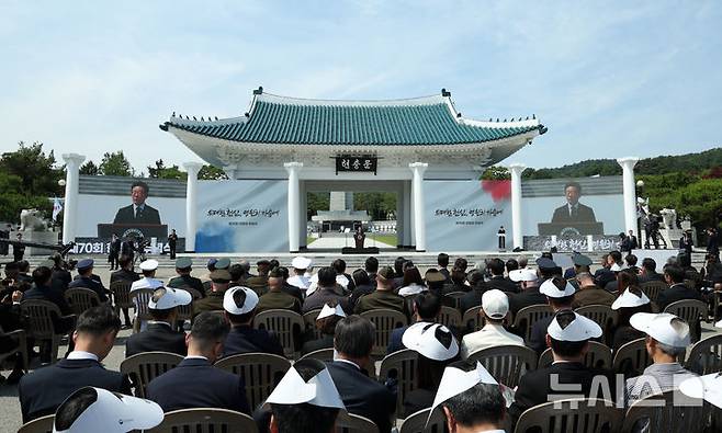 [서울=뉴시스] 고범준 기자 = 이재명 대통령이 6일 서울 동작구 국립서울현충원에서 열린 제70회 현충일 추념식에서 추념사를 하고 있다. 2025.06.06. bjko@newsis.com