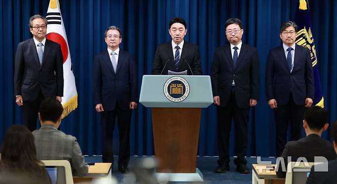 [서울=뉴시스] 고범준 기자 = 강훈식 비서실장이 6일 서울 용산구 대통령실 브리핑룸에서 조직개편안 및 1차 인선 발표 관련 브리핑을 하고 있다. 왼쪽부터 문진영 사회수석비서관, 김용범 정책실장, 강 비서실장, 하준경 경제성장수석, 류덕현 재정기획보좌관. 2025.06.06. bjko@newsis.com