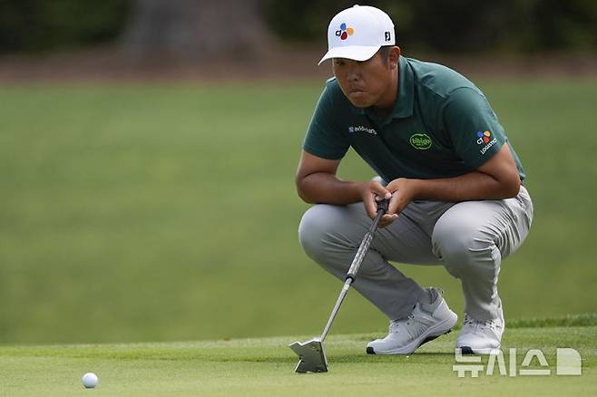 [힐턴헤드아일랜드=AP/뉴시스] 안병훈이 지난 4월18일(현지 시간) 미 사우스캐롤라이나주 힐턴헤드 아일랜드의 하버타운 골프링크스에서 열린 미국프로골프(PGA) 투어 RBC 헤리티지 2라운드 7번 그린에서 퍼팅 준비를 하고 있다. 안병훈은 중간 합계 이븐파 142타 공동 57위를 기록했다. 2025.04.19.
