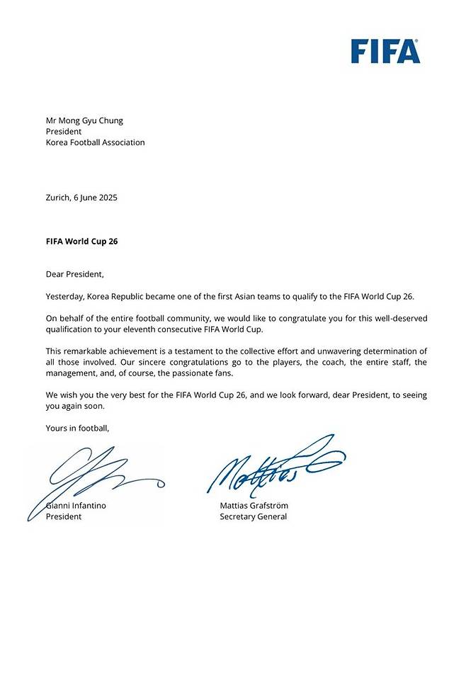 [서울=뉴시스] 정몽규 대한축구협회장에게 축하 서신을 전한 잔니 인판티노 FIFA 회장. (사진=대한축구협회 제공) *재판매 및 DB 금지