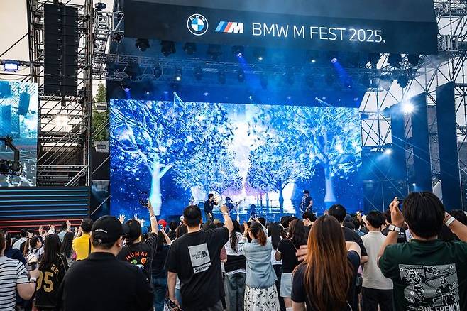 [서울=뉴시스] BMW 코리아가 창립 30주년을 기념해 지난 5월 29일부터 6월 1일까지 인천 영종도 BMW 드라이빙 센터에서 개최한 'BMW M FEST 2025' 진행 모습. 이번 행사에는 5500여명의 관객이 참여했다. (사진=BMW 코리아 제공) 2025.06.05 photo@newsis.com  *재판매 및 DB 금지