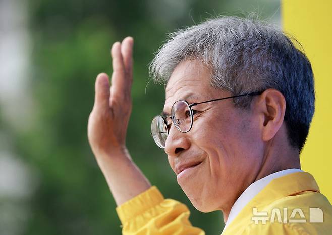 [서울=뉴시스] 고범준 기자 = 권영국 민주노동당 대선 후보가 2일 서울 종로구 광화문 해태상 인근에서 21대 대통령선거 하루를 앞두고 지지를 호소하고 있다. 2025.06.02. bjko@newsis.com