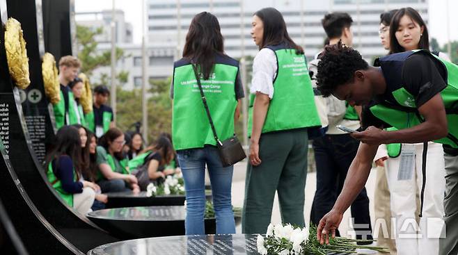 [서울=뉴시스] 홍효식 기자 = 7일 서울 용산구 전쟁기념관 평화의 광장에서 유엔참전국 후손 교류캠프 참가자들이 유엔참전용사들의 숭고한 희생을 기리며 참전기념비에 헌화하고 있다. 2025.06.07. yesphoto@newsis.com