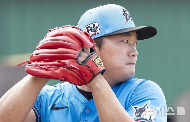 [주피터=AP/뉴시스] 마이애미 말린스의 고우석이 지난 2월17일(현지 시간) 미 플로리다주 주피터에서 열린 스프링캠프에 참여해 투구하고 있다. 2025.02.18.