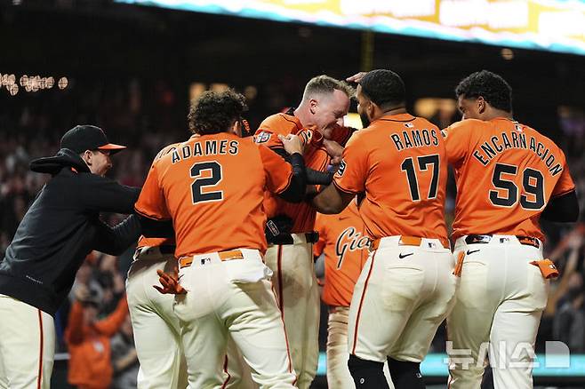 [샌프란시스코=AP/뉴시스] 메이저리그(MLB) 샌프란시스코 자이언츠 선수단이 6일(현지 시간) 미국 캘리포니아주 샌프란시스코의 오라클 파크에서 벌어진 2025 MLB 애틀랜타 브레이브스와의 경기 승리를 확정하며 환호하고 있다. 2025.06.07.