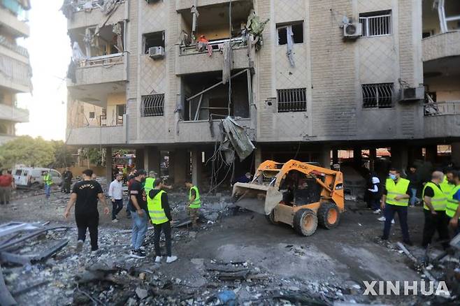 [베이루트=신화/뉴시스] 이스라엘군이 친이란 민병대 헤즈볼라 관련 시설로 의심해 폭격을 감행한 레바논 베이루트 시내 현장.  2025.05.06