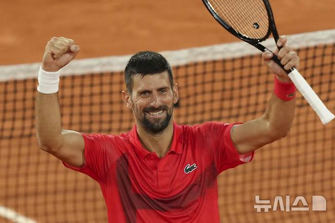[파리=AP/뉴시스] 노바크 조코비치(6위·세르비아)가 4일(현지 시간) 프랑스 파리 롤랑가로스에서 열린 프랑스오픈 남자 단식 8강전에서 알렉산더 츠베레프(3위·독일)를 물리친 후 세리머니하고 있다. 메이저 단식 25회 우승에 도전하는 조코비치가 3-1(4-6 6-3 6-2 6-4)로 승리하고 4강에 올라 얀니크 신네르(1위·이탈리아)와 결승 진출을 다툰다. 2025.06.05.