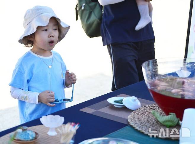 [증평=뉴시스] 서주영 기자 = 7일 충북 증평군 증평민속체험박물관에 열린 '2025 증평들노래축제'에서 한 어린이가 단오먹거리 체험을 하고 있다. 2025.06.07. juyeong@newsis.com