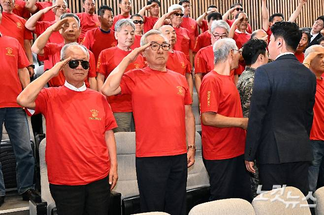 5일 서울 여의도 국회에서 열린 제426회국회(임시회) 제1차 본회의에서 '순직 해병 수사 방해 및 사건 은폐 등의 진상규명을 위한 특별검사의 임명 등에 관한 법률안'이 통과되자 방청을 온 해병대 예비역 연대 회원들이 경례를 하고 있다. 윤창원 기자