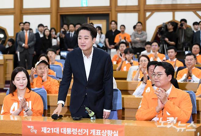 개혁신당 이준석 제21대 대통령선거 후보가 3일 서울 여의도 국회 의원회관에 마련된 개표상황실에서 출구조사에 대한 소감을 밝힌 뒤 인사하고 있다. 방송3사 출구조사는 이재명 51.7%, 김문수 39.3%, 이준석 7.7%로 예측됐다. 박종민 기자