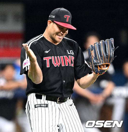 [OSEN=고척, 이대선 기자] 6일 오후 서울 고척스카이돔에서 2025 신한 SOL Bank KBO리그 키움 히어로즈와 LG 트윈스의 경기가 열렸다.키움은 로젠버그, LG는 치리노스를 선발 투수로 내세웠다.7회말 2사 2,3루에서 LG 치리노스가 키움 최주환을 땅볼로 처리하고 환호하고 있다. 2025.06.06 /sunday@osen.co.kr