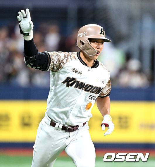 [OSEN=고척, 이대선 기자] 프로야구 키움 히어로즈가 극적인 끝내기 승리로 3연승을 질주했다.&nbsp;키움은 6일 서울 고척스카이돔에서 열린 ‘2025 신한은행 SOL Bank KBO리그’은 LG 트윈스와의 경기에서 2-1로 승리했다. 이날 승리로 시즌 두 번째 3연승에 성공했다. 3월 28일 SSG전 승리 이후 70일 만에 3연승이다.10회말 끝내기 홈런을 기록한 키움 송성문이 환호하고 있다. 2025.06.06 /sunday@osen.co.kr