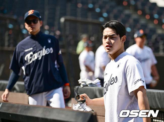 [OSEN=대전, 김성락 기자] 4일 오후 대전 한화생명볼파크에서 ‘2025 신한 SOL Bank KBO리그’ 한화 이글스와 KT 위즈의 경기가 열렸다.이날 홈팀 한화는 와이스, KT는 오원석을 선발로 내세웠다. 경기 시작에 앞서 한화 문동주가 훈련을 하고 있다. 2025.06.04 / ksl0919@osen.co.kr