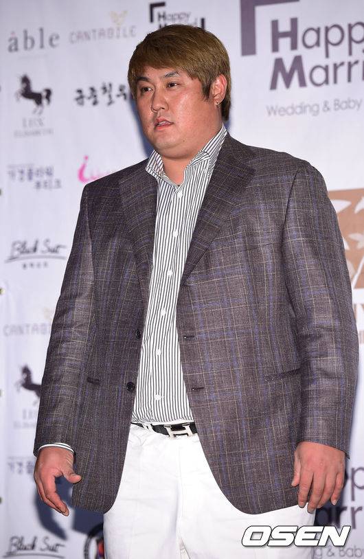 [OSEN=박준형 기자] 개그맨 이동엽(35)이 8살 연하 여자친구와 백년가약을 맺었다. 이동엽은 서울 강남구 리베라 호텔에서 결혼식을 올린다. 예비신부는 미모의 피아노 강사로 이동엽은 예비신부와 1년 정도 진지한 만남을 이어온 끝에 결혼에 성공했다.이동엽은 지난 13일 서울 강서구 SBS공개홀에서 열린 '웃음을 찾는 사람들'(이하 '웃찾사') 녹화장에서 코너와 코너 사이 무대를 준비하는 시간에 예비신부에게 깜짝 프러포즈를 해 화제를 모으기도 했다.결혼식 사회는 이동엽이 출연해 온 '웃찾사'에서 호흡을 맞췄던 이광채, 박영재가 맡았다. 축가는 가수 박상민, 트로트가수 박구윤이 부를 예정이다.또한 정준하, 서경석, 이봉원을 비롯해 '웃찾사', KBS 2TV '개그콘서트' tvN '코미디 빅리그' 출연 개그맨 등 동료들과 야구선수 이대호, 장원삼, 장원준, 손아섭, 최준석, 손승락, 김동주 등 프로야구 선수들도 결혼식에 참석해 두 사람의 결혼을 축하해줄 것으로 알려졌다. 한편 이동엽은 지난 2005년 SBS 공채 개그맨으로 데뷔했다. 현재는 '웃찾사'의 인기 코너 '누명의 추억'과 '아저씨' 등을 통해 사랑 받고 있다. 최준석이 포즈를 취하고 있다. / soul1014@osen.co.kr