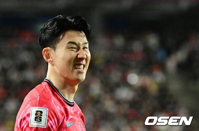 [OSEN=수원, 지형준 기자] 홍명보호가 이번에도 승리하지 못했다. 요르단과 아쉬운 무승부를 거두면서 3경기 연속 승점 1점을 추가하는 데&nbsp;만족해야 했다.홍명보 감독이&nbsp;이끄는 대한민국 축구대표팀은 25일 오후 8시 수원월드컵경기장에서 열린 2026 국제축구연맹(FIFA) 북중미 월드컵 아시아지역 3차 예선 B조 8차전에서 요르단과 1-1로 비겼다.이제 한국은 승점 16(4승 4무)으로 불안한 조 1위를 유지 중이다. 2위 요르단(승점 13), 한 경기 덜 치른 이라크(승점 12)와 격차가 크지 않다. 6월 A매치 결과에 따라 뒤집힐 가능성도 충분하다.후반 대한민국 손흥민이 코너킥을 올리고 요르단 수비수에 볼이 차단되자 아쉬워하고 있다. 2025.03.25 / jpnews@osen.co.kr