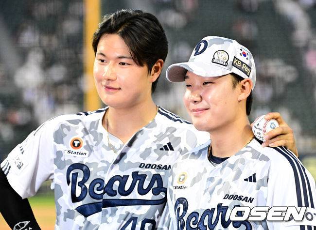 [OSEN=잠실, 지형준 기자] 프로야구 두산 베어스가 6일 서울 잠실구장에서 열린 2025 신한 SOL뱅크 KBO리그 롯데 자이언츠와의 시즌 7차전에서 5-2로 승리했다.9위 두산은 5월 14일 대전 한화 이글스전 이후 23일 만에 2연승에 성공하며 시즌 25승 3무 34패를 기록했다. 반면 최근 3연패, 원정 4연패 수렁에 빠진 롯데는 32승 3무 28패 4위로 떨어졌다.&nbsp;두산 김동준, 양재훈이 데뷔 첫 홈런, 세이브를 기록하며 포즈를 취하고 있다. 2025.06.06 /jpnews@osen.co.kr