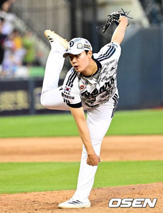 [OSEN=잠실, 지형준 기자] 프로야구 두산 베어스가 6일 서울 잠실구장에서 열린 2025 신한 SOL뱅크 KBO리그 롯데 자이언츠와의 시즌 7차전에서 5-2로 승리했다.9위 두산은 5월 14일 대전 한화 이글스전 이후 23일 만에 2연승에 성공하며 시즌 25승 3무 34패를 기록했다. 반면 최근 3연패, 원정 4연패 수렁에 빠진 롯데는 32승 3무 28패 4위로 떨어졌다.&nbsp;9회초 두산 양재훈이 역투하고 있다. 2025.06.06 /jpnews@osen.co.kr