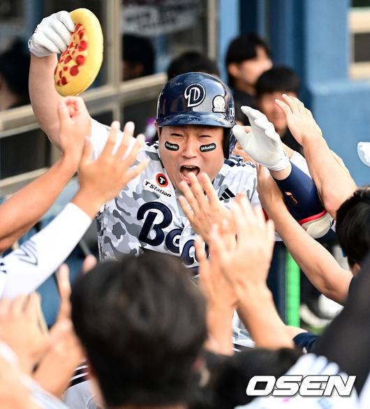 [OSEN=잠실, 지형준 기자] 6일 오후 서울 잠실구장에서 ‘2025 신한 SOL Bank KBO리그’ 두산 베어스와 롯데 자이언츠의 경기가 열렸다.이날 두산은 잭로그, 롯데는 나균안을 선발로 내세웠다.6회초 1사에서 두산 양의지가 좌월 솔로포를 날리며 동료선수들과 기뻐하고 있다. 양의지는 12시즌 연속 10홈런 달성. 2025.06.06 /jpnews@osen.co.kr