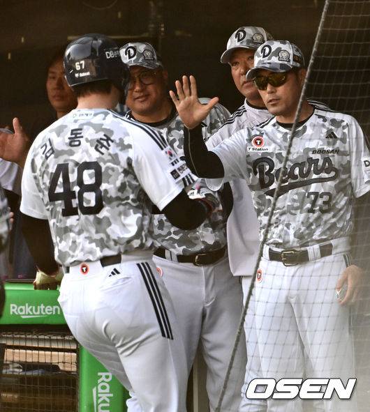 [OSEN=잠실, 지형준 기자] 6일 오후 서울 잠실구장에서 ‘2025 신한 SOL Bank KBO리그’ 두산 베어스와 롯데 자이언츠의 경기가 열렸다.이날 두산은 잭로그, 롯데는 나균안을 선발로 내세웠다.1회말 1사 1,3루에서 두산 김동준이 김재환의 선제 희생플라이에 득점하며 조성환 감독대행과 하이파이브를 하고 있다. 2025.06.06