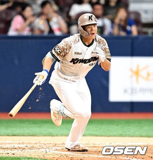 [OSEN=고척, 이대선 기자] 7일 오후 서울 고척스카이돔에서 2025 신한 SOL Bank KBO리그 키움 히어로즈와 LG 트윈스의 경기가 열렸다.키움은 알칸타라, LG는 임찬규를 선발 투수로 내세웠다.5회말 1사 1루에서 키움 어준서가 우전 적시 2루타를 치고 있다. 2025.06.07 /sunday@osen.co.kr