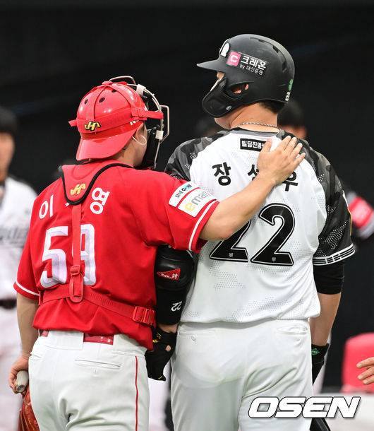 [OSEN=수원, 김성락 기자] 7일 오후 수원 KT위즈파크에서 ‘2025 신한 SOL Bank KBO리그’ KT 위즈와 SSG 랜더스의 경기가 열렸다.이날 홈팀 KT는 선발투수로 고영표, 방문팀 SSG는 앤더슨을 내세웠다. 6회말 2사 1, 2루 KT 장성우가 루킹 삼진아웃된 뒤 SSG 투수 앤더슨에게 분노를 표출하고 있다.  2025.06.07 / ksl0919@osen.co.kr