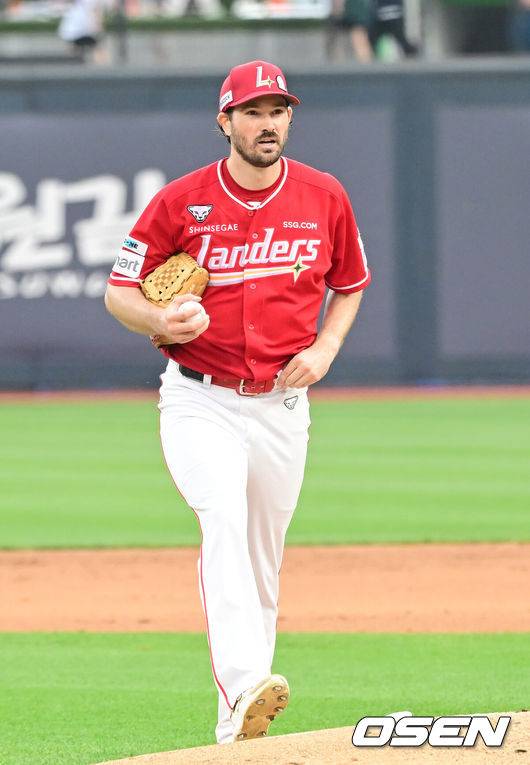 [OSEN=수원, 김성락 기자] 7일 오후 수원 KT위즈파크에서 ‘2025 신한 SOL Bank KBO리그’ KT 위즈와 SSG 랜더스의 경기가 열렸다.이날 홈팀 KT는 선발투수로 고영표, 방문팀 SSG는 앤더슨을 내세웠다. 6회말 2사 1, 2루 SSG 앤더슨이 KT 장성우를 삼진아웃 처리한 뒤 장성우를 바라보고 있다.  2025.06.07 / ksl0919@osen.co.kr