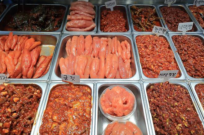 시장에서 판매 중인 젓갈. 게티이미지뱅크