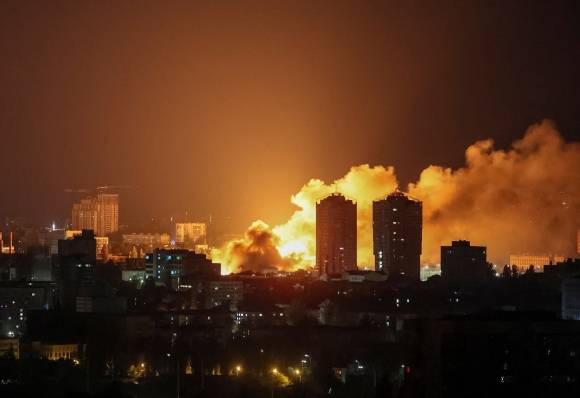 6일(현지시간) 우크라이나 수도 키이우에서 러시아의 드론 공습으로 인한 화염과 연기가 솟구치고 있다. 2025.6.6 키이우 로이터 연합뉴스