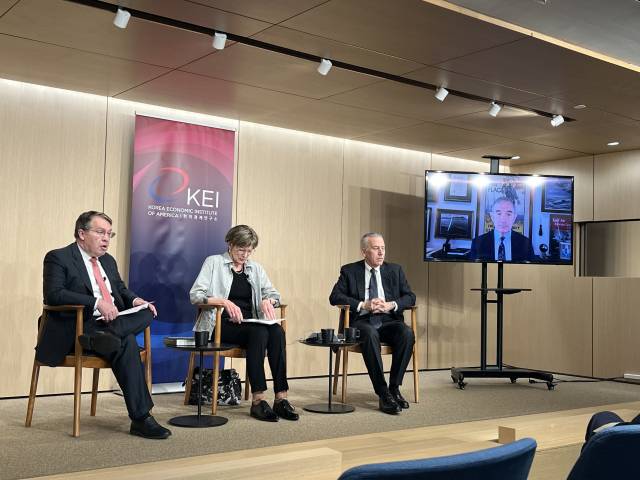 6일(현지 시간) 워싱턴 한미경제연구소(KEI)에서 열린 세미나에서 스콧 스나이더(왼쪽부터) KEI소장, 캐슬린 스티븐슨 전 주한 대사, 필립 골드버그 전 대사, 해리 해리스 전 대사가 참석해 있다. 이태규 특파원