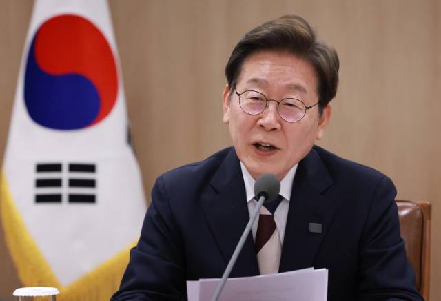 이재명 대통령이 4일 서울 용산 대통령실 청사에서 열린 '대통령 1호 명령, 비상경제점검 태스크포스(TF) 회의'에서 발언하고 있다. 연합뉴스.