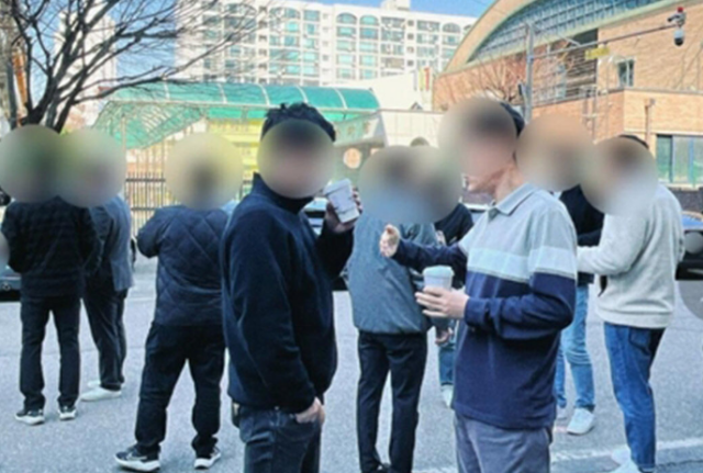 학교 앞에서 담배 피우는 어른들, 연합뉴스