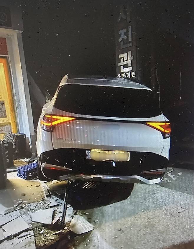 6월6일 오후 11시13분쯤 경남 거제시 고현동에서 60대 여성이 몰던 SUV 차량이 인도를 덮쳐 보행자 1명이 사망하고 오토바이 운전자 등 2명이&nbsp;중·경상을 입었다. ⓒ연합뉴스=독자 제공