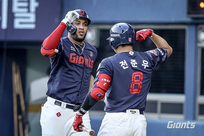 롯데 외국인타자 빅터 레이예스(왼쪽)가 6일 잠실구장에서 열린 두산과 원정경기 8회초 추격의 중월 2점홈런을 터트린 뒤 주장 전준우와 기쁨을 나누고 있다. 사진제공｜롯데 자이언츠
