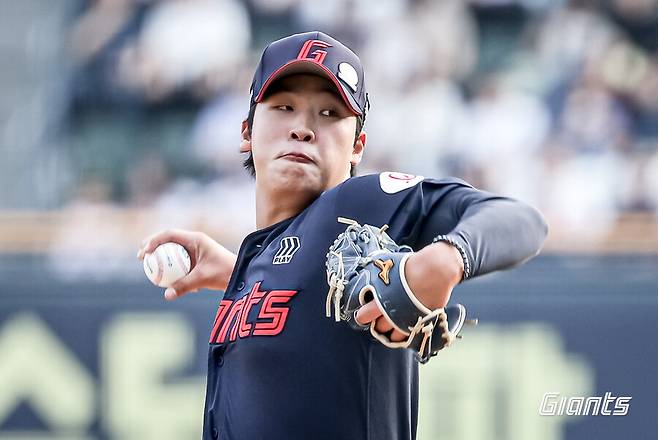 ▲ 롯데 선발투수 이민석이 투구하고 있다. ⓒ롯데 자이언츠