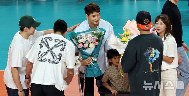 문성민(가운데)이 축하 꽃다발을 건네 받고 있다. /사진=뉴시스