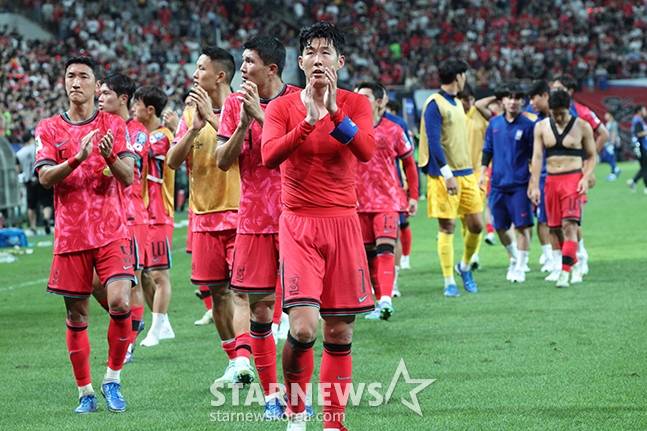 2026 북중미 월드컵 아시아 지역 3차 예선 한국-팔레스타인전이 지난해 9월 서울월드컵경기장에서 열렸다. 손흥민을 비롯한 대표팀 선수들이 팔레스타인과 0-0 무승부를 기록한 후 침울한 표정으로 팬들에 인사하고 있다. /사진=김진경 대기자