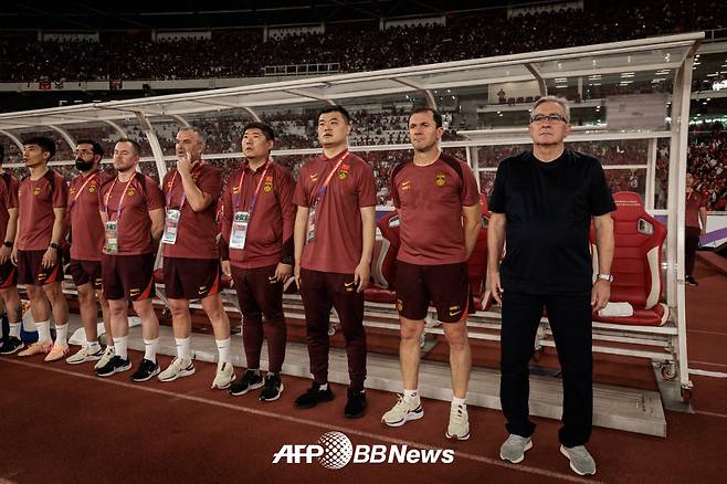 브란코 이반코비치(오른쪽) 감독 등 중국대표팀 코치진. /AFPBBNews=뉴스1