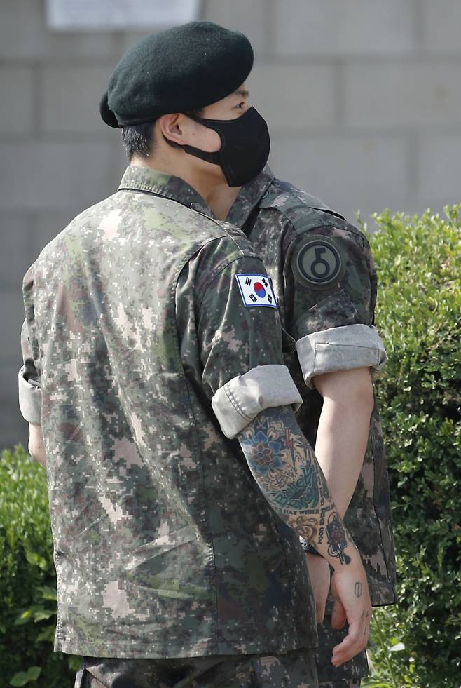 (연천=뉴스1) 권현진 기자 = 그룹 방탄소년단(BTS) 정국이 12일 오전 경기도 연천 소재 육군 제5보병사단 신병교육대대에서 육군 현역으로 군 복무를 마친 진을 축하하고 있다. 2024.6.12/뉴스1  Copyright (C) 뉴스1. All rights reserved. 무단 전재 및 재배포,  AI학습 이용 금지. /사진=(연천=뉴스1) 권현진 기자