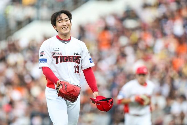 6일 오후 광주-KIA챔피언스필드에서 열린 '2025 신한 SOL Bank KBO리그' 한화 이글스와 KIA 타이거즈의 경기, KIA가 3:2로 승리했다. 선발투수 윤영철은 6이닝 3피안타 1사사구 7탈삼진 무실점으로 호투를 펼치면서 8경기 만에 시즌 첫 승을 수확했다. KIA 타이거즈