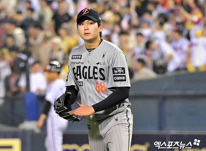 27일 오후 서울 송파구 잠실야구장에서 열린 '2025 신한 SOL Bank KBO리그' 한화 이글스와 LG 트윈스의 경기, 7회말 수비를 마친 한화 조동욱이 기뻐하고 있다. 엑스포츠뉴스 DB